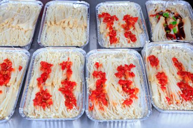 Bir restoranda Flammulina Platlus