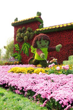 Eşitlikte yeşil bitki heykeli