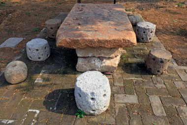 Kırık taş masa taşı taburesi