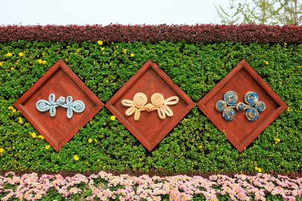 Çin geleneksel döngüsünün yeşil heykeli