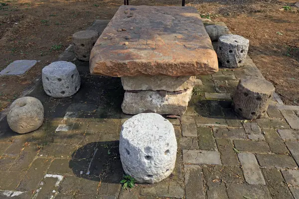 Kırık taş masa taşı taburesi