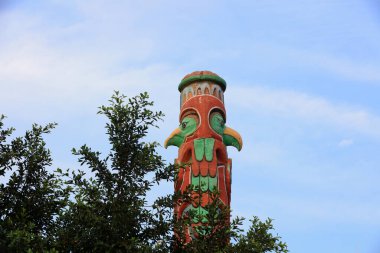 Parktaki tahta totem direkleri, Çin