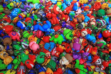 Çizgi film oyuncakları bir mağazaya yığılmış.