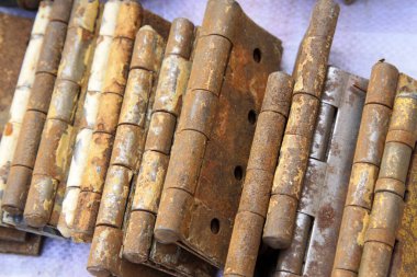 Oksitlenme paslanma, metal menteşeler, yakın plan fotoğraf.