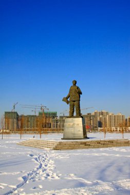 Karda şehir heykeli, fotoğrafa yakın çekim.