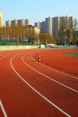 LUANNAN COUNTY - 14 Nisan: Ortaokul spor sahasında kırmızı plastik pist, 14 Nisan 2015, Luannan County, Hebei Eyaleti, Chin