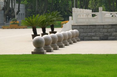 Parkta taş top ve tırabzan, fotoğrafa yakın çekim.