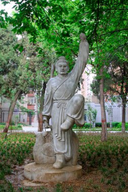 Çinli antik karakterler parkta heykel yapıyorlar, fotoğrafa yakın çekim yapıyorlar.