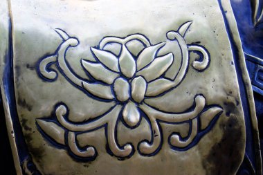 Sarı bakır eyerin dekoratif deseni, fotoğrafın yakın çekimi.