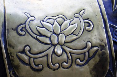 Sarı bakır eyerin dekoratif deseni, fotoğrafın yakın çekimi.