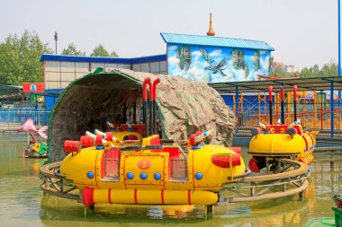 Çocuk parkındaki demiryolu altyapısı, fotoğrafa yakın çekim.