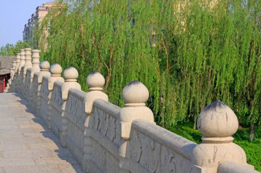 Taş köprü ve demiryolu, fotoğrafa yakın çekim.