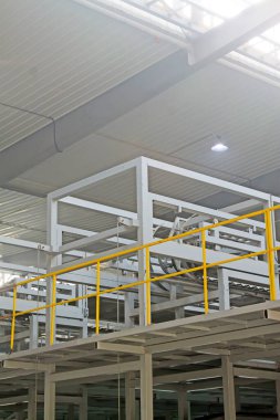 Atölyede mekanik ekipman kirişi var.