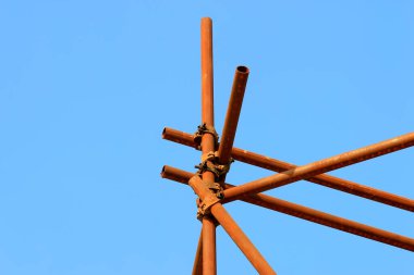 Çelik boru iskeleti, fotoğrafa yakın çekim.