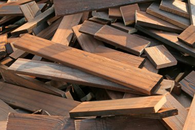 Isı tedavisi odunları üst üste yığılmış, fotoğraflara yakın çekim.