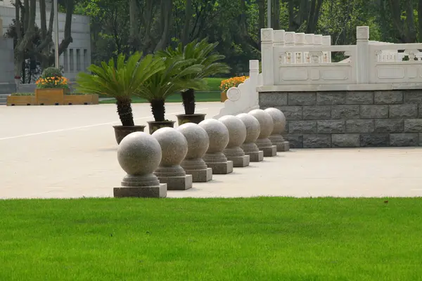 Parkta taş top ve tırabzan, fotoğrafa yakın çekim.