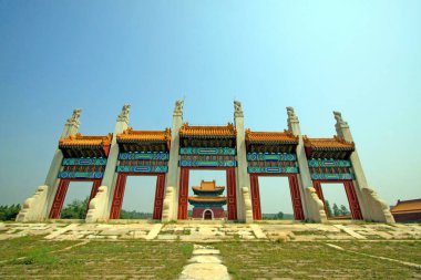 Zunhua şehri - 23 Mayıs: Qing Hanedanlığı 'nın Doğu Kraliyet Mezarları' nda ejderha ve anka kapılı peyzaj mimarisi, 23 Mayıs 2015, Zunhua şehri, hebei bölgesi, Çin.