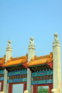 Tanrı canavarı, Qing Hanedanlığı 'nın Doğu Kraliyet Mezarları' nda cennete doğru kükrüyor.