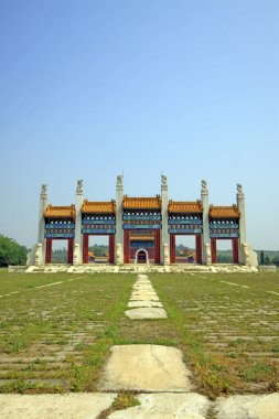 Zunhua şehri - 23 Mayıs: Qing Hanedanlığı 'nın Doğu Kraliyet Mezarları' nda ejderha ve anka kapılı peyzaj mimarisi, 23 Mayıs 2015, Zunhua şehri, hebei bölgesi, Çin