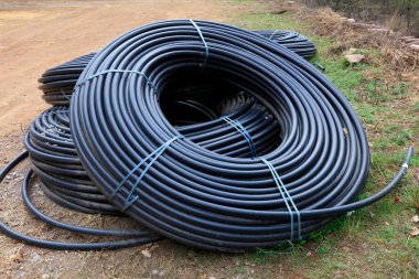 Siyah plastik boru birlikte kıvrılmış.