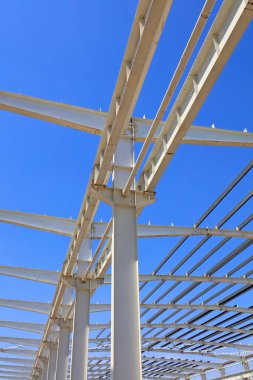 Mavi gökyüzünün altında çelik kiriş bağı, fotoğrafa yakın çekim