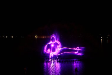 Müzik fıskiyesi su perdesi film görüntüleri, fotoğrafa yakın çekim.