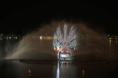 Müzik fıskiyesi su perdesi film görüntüleri, fotoğrafa yakın çekim.