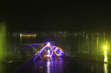 Müzik fıskiyesi su perdesi film görüntüleri, fotoğrafa yakın çekim.