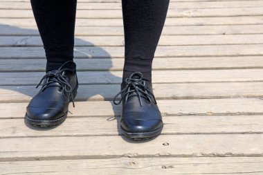 Bayan Siyah Ayakkabı, fotoğrafa yakın çekim.