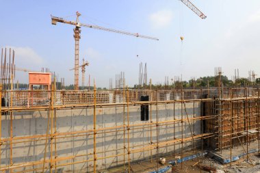 İnşaat alanında çelik boru iskelesi. 