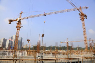 İnşaat alanında çelik boru iskelesi. 