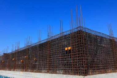 İnşaat alanında çelik çerçeve ve ahşap işçiliği. 