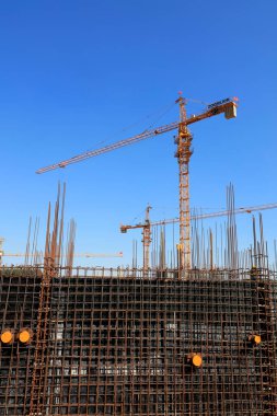 İnşaat alanında çelik parantez ve kule vinç