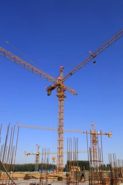 İnşaat alanındaki çelik parçaları.