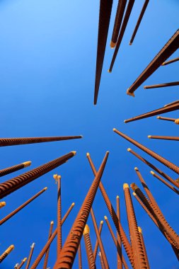 mavi gökyüzü arka planında güçlendirilmiş çubuk