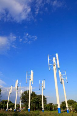 mavi gökyüzünün altında dikey rüzgar türbini