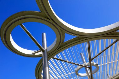 Dairesel çelik yapı, fotoğrafa yakın çekim.