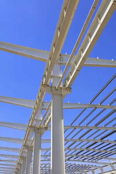 Mavi gökyüzünün altında çelik kiriş bağı, fotoğrafa yakın çekim