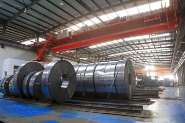 Fabrikada çelik soyuyorlar.