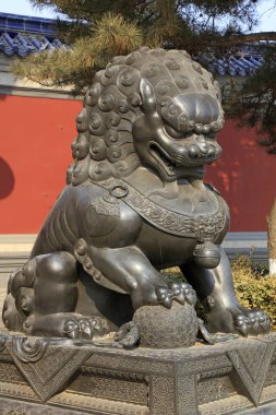 Tapınakta bronz aslan heykeli