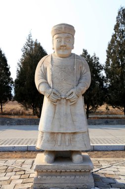 Eski Çinli yetkililerin taş heykelleri.