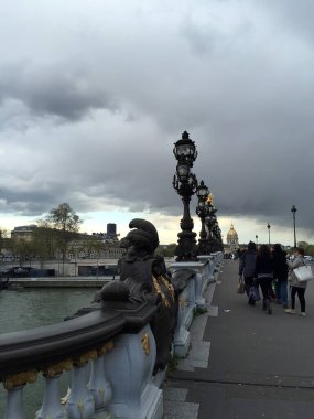 Paris Pont Alexandre III Köprüsü dekoratörü