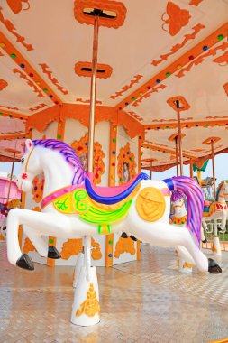 Lunaparkta hayvan modelliği için rota tesisi