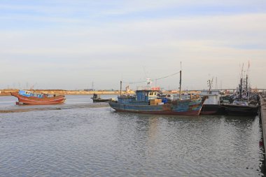 Balıkçı tekneleri rıhtıma yanaştı.