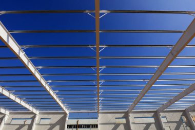 Mavi gökyüzünün altında beyaz bir çelik kiriş