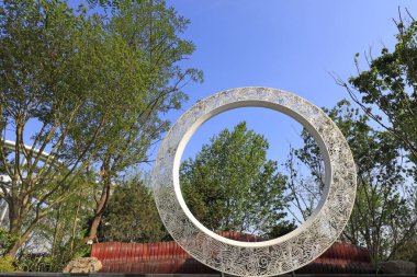 Eşitlikte dairesel heykel