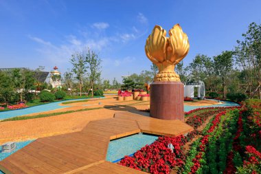 Bauhinia Çiçeği 'nin heykeli her zaman tam gaz gider.