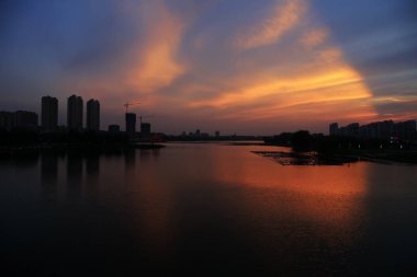 Nehirler ve bina, fotoğrafa yakın çekim.