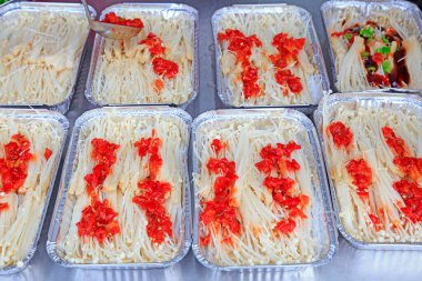 Bir restoranda Flammulina Platlus