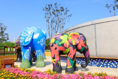 Eşitlikteki fil heykeli